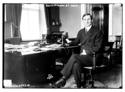 Sec'y. McAdoo at desk LCCN2014691516
