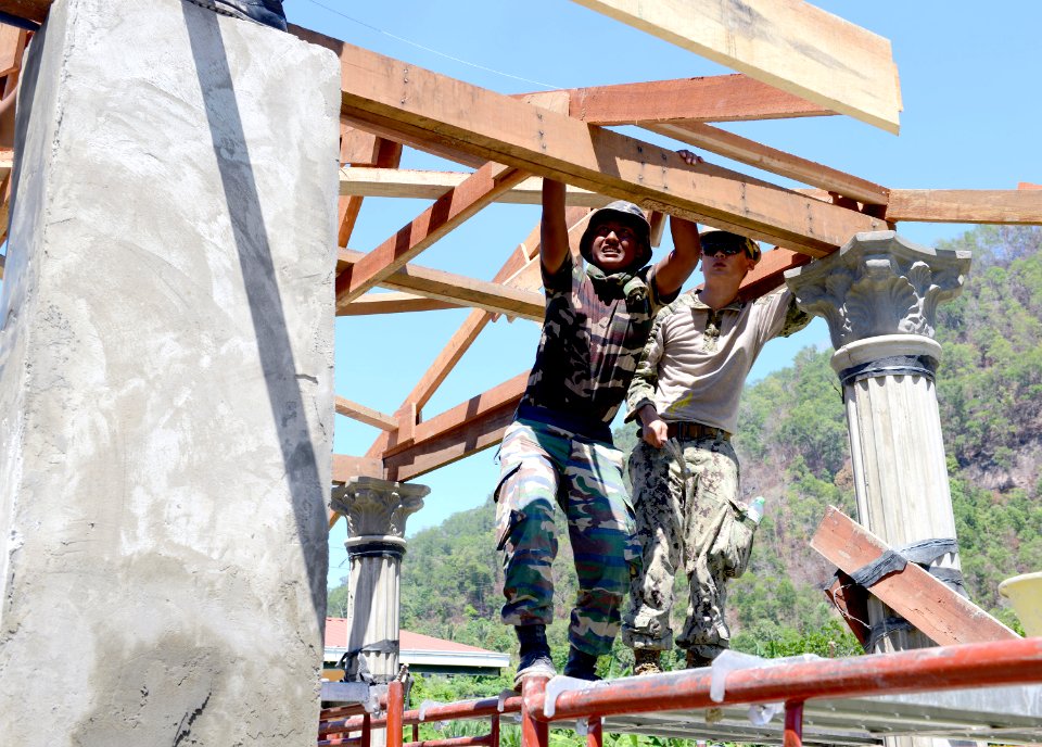 Seabees and Royal Malaysian soldiers build a gazebo. (20224870524)