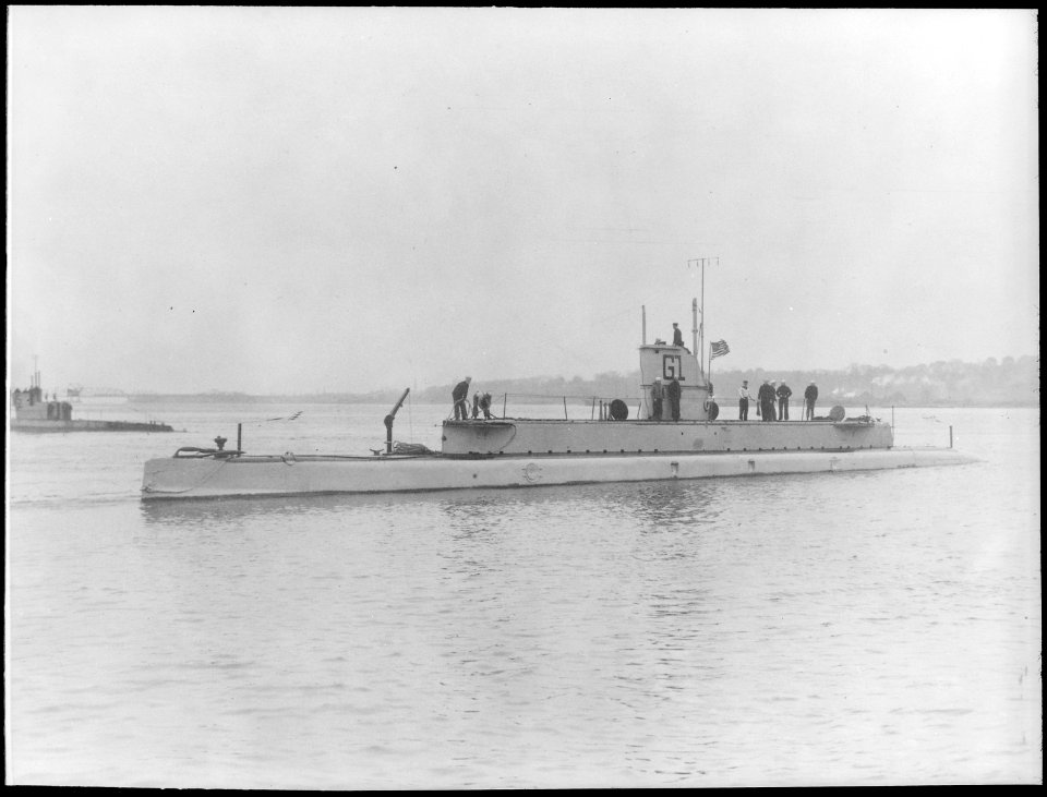 Seal (SS19 1-2), renamed G1. Port bow, crew on deck, 1912 - NARA - 513028