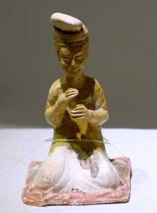 Seated female musicians, figure 1 of 6, China, Tang dynasty, 7th century AD, straw glaze with painted ornament - Matsuoka Museum of Art - Tokyo, Japan - DSC07288