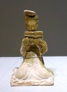 Seated female musicians, figure 3 of 6, China, Tang dynasty, 7th century AD, straw glaze with painted ornament - Matsuoka Museum of Art - Tokyo, Japan - DSC07290