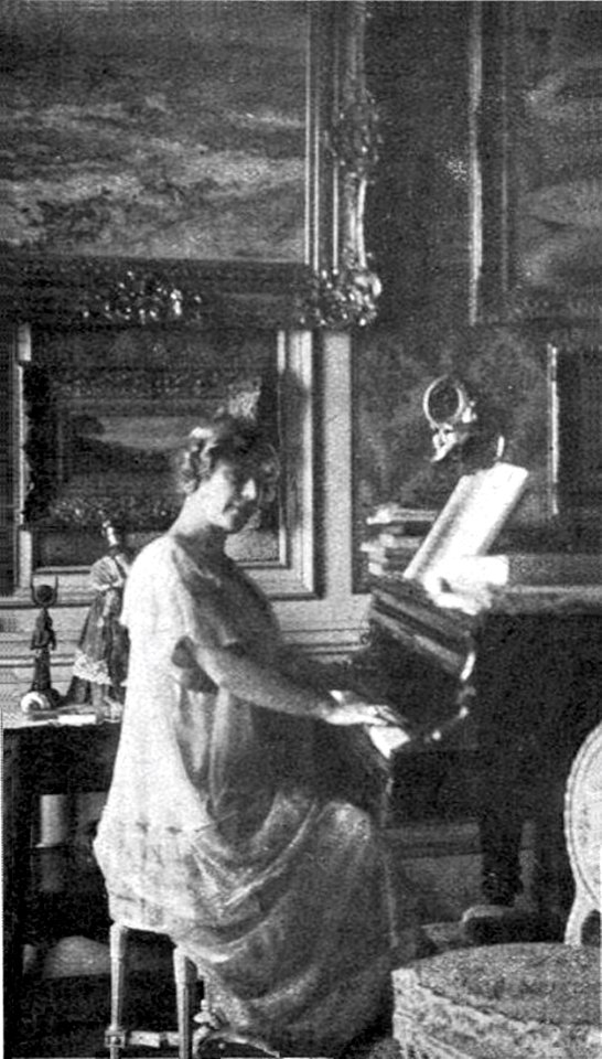 Amélie Diéterle (1871-1941) dans son appartement parisien (A05)