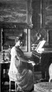 Amélie Diéterle (1871-1941) dans son appartement parisien (A05)