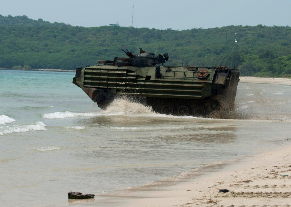 An AAV from the 31st MEU enters the ocean. (8489345074)