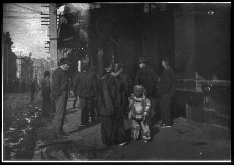 An afternoon airing, Chinatown, San Francisco LOC agc.7a55003