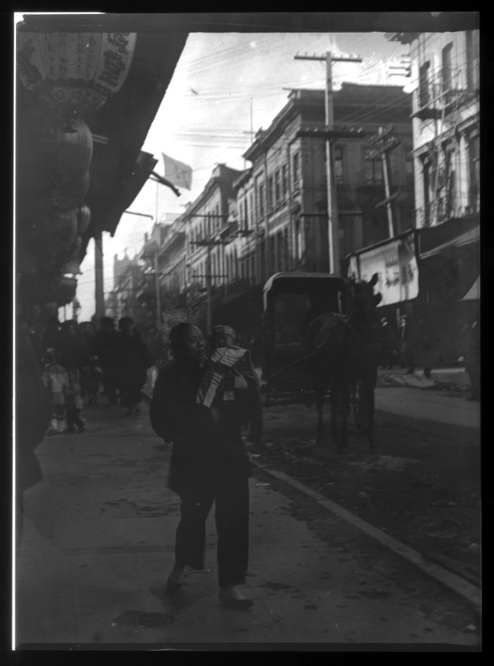 An amah holding a child, Chinatown, San Francisco LOC agc.7a55070