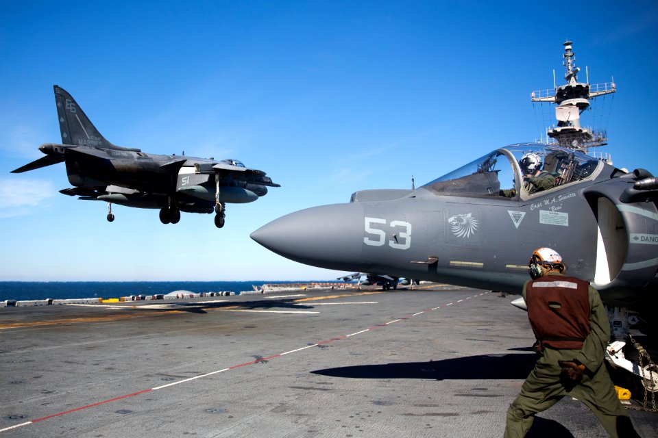 An AV-8B lands aboard USS Kearsarge. (8471157116)