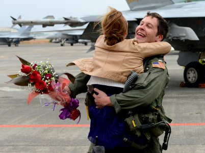 An aviator hugs his girlfriend. (8202184841)