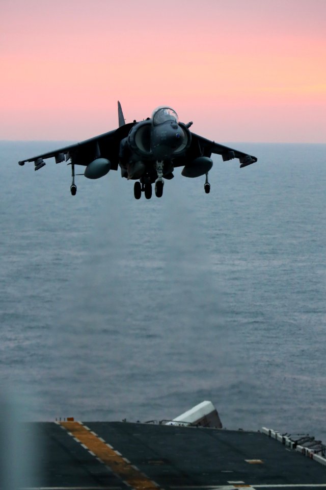 An AV-8B approaches USS Kearsarge. (8434689921)