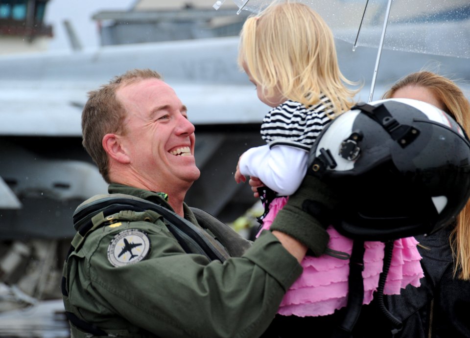 An aviator picks up his daughter after returning home. (8206283300)