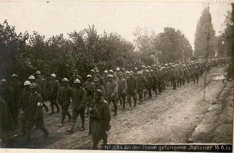 An der Piave gefangene Italiener 16.6.18. (BildID 15619675)