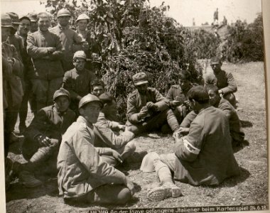 An der Piave gefangene Italiener beim Kartenspiel 24.6.18. (BildID 15619569)