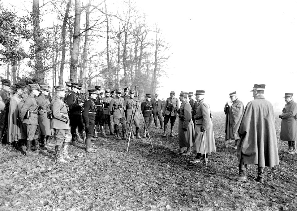 An der Schlussbesprechung des Wirkungsschiessens der Haubitzen - CH-BAR - 3240187