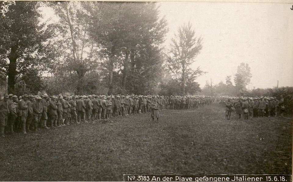 An der Piave gefangene Italiener 15.6.18. (BildID 15619668)
