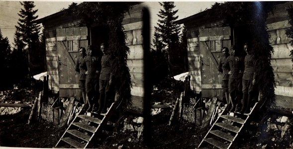 An der Straße della Venna, Oberleutnant Mlaker beim Schanzzeugdepot. (BildID 15584802)