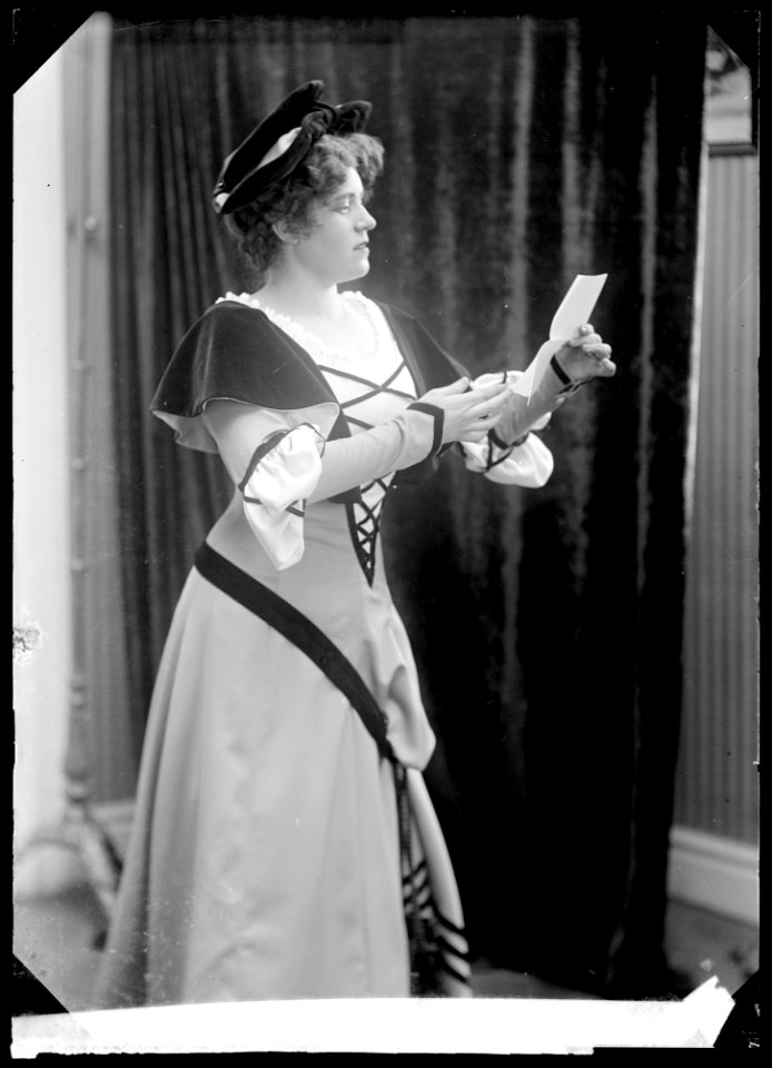 Anna Bartels in Muntra fruarna i Windsor at Kungliga Operan 1913 - SMV - NB046