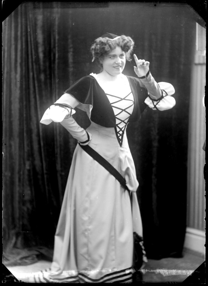 Anna Bartels in Muntra fruarna i Windsor at Kungliga Operan 1913 - SMV - NB047
