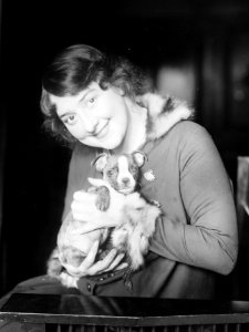 Anna Fitziu with dog LCCN2014700662 (cropped)