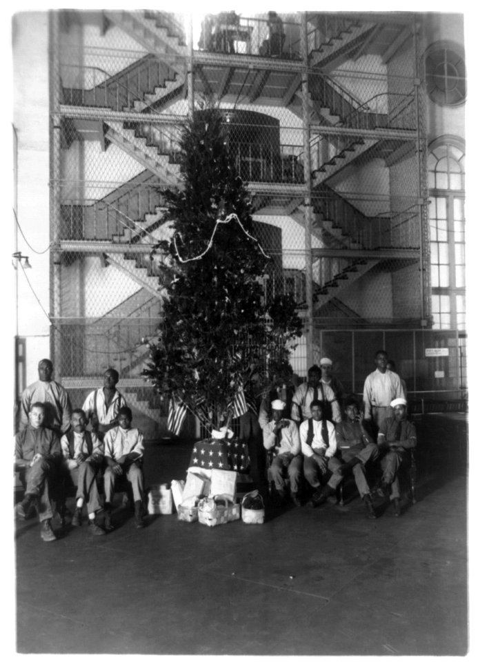 Christmas tree at the District Jail, Washington, D.C. and some of the prisoners LCCN96507322