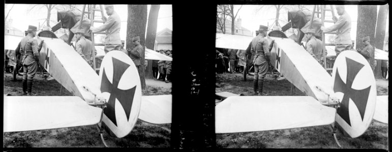 Châlons-St Memmie. 11-04-16. Aéro allemand Fokker. Queue - Fonds Berthelé - 49Fi606