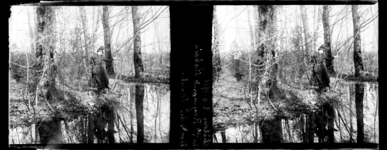 Châlons. 03-04-16. Mlle Raymonde Robain. Bords du canal - Fonds Berthelé - 49Fi1008