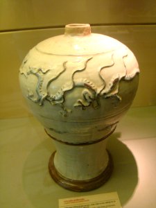 Chân đèn gốm thời Trần