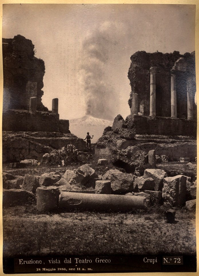 Crupi, Giovanni (1849-1925) - n. 0072 - Taormina, Teatro greco e eruzione di fumo dell'Etna, 18. Maggio 1886