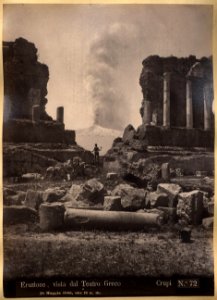 Crupi, Giovanni (1849-1925) - n. 0072 - Taormina, Teatro greco e eruzione di fumo dell'Etna, 18. Maggio 1886