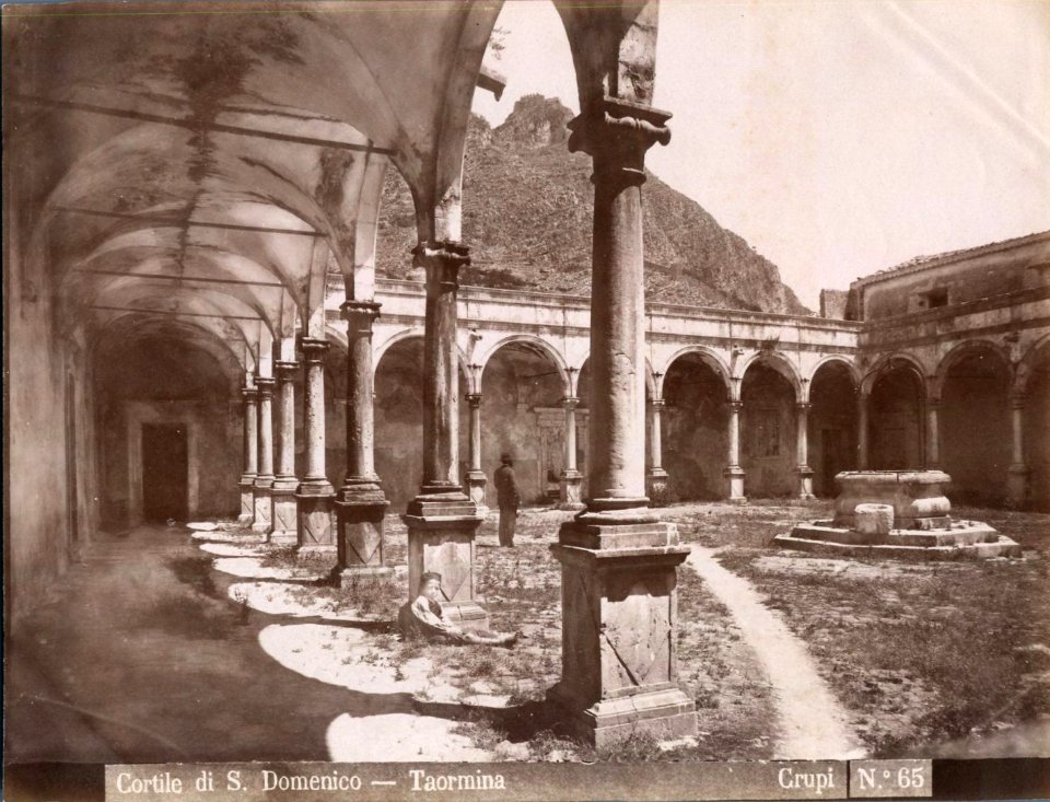 Crupi, Giovanni (1849-1925) - n. 0065 - Cortile di S. Domenico - Taormina