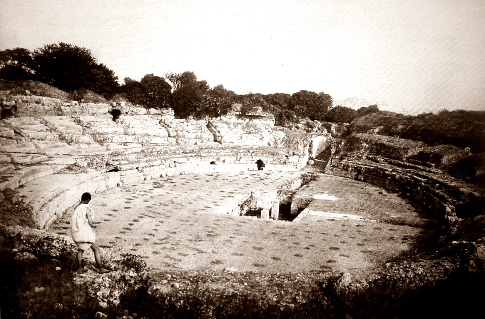 Crupi, Giovanni (1849-1925) - n. 0107 - Siracusa - Anfiteatro - n. 107 - da - Sicilia mitica Arcadia - p. 125