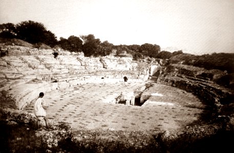 Crupi, Giovanni (1849-1925) - n. 0107 - Siracusa - Anfiteatro - n. 107 - da - Sicilia mitica Arcadia - p. 125