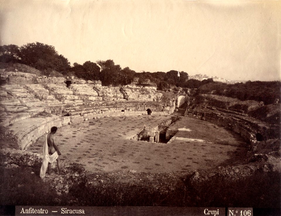 Crupi, Giovanni (1849-1925) - n. 0106 - Anfiteatro - Siracusa - da - Sicilia mitica Arcadia - p. 125