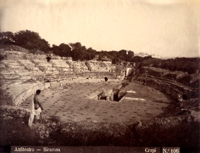Crupi, Giovanni (1849-1925) - n. 0106 - Anfiteatro - Siracusa - da - Sicilia mitica Arcadia - p. 125
