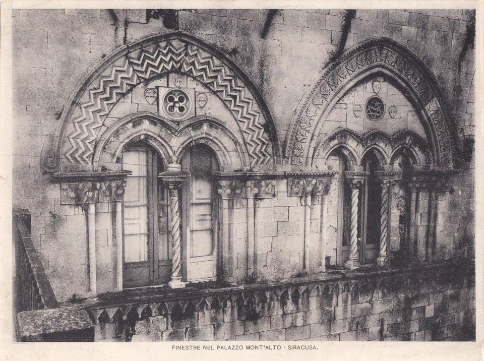Crupi, Giovanni (1849-1925) - n. 0070 B recto - Siracusa - Finestre nel palazzo Mont'Alto - Delcampe