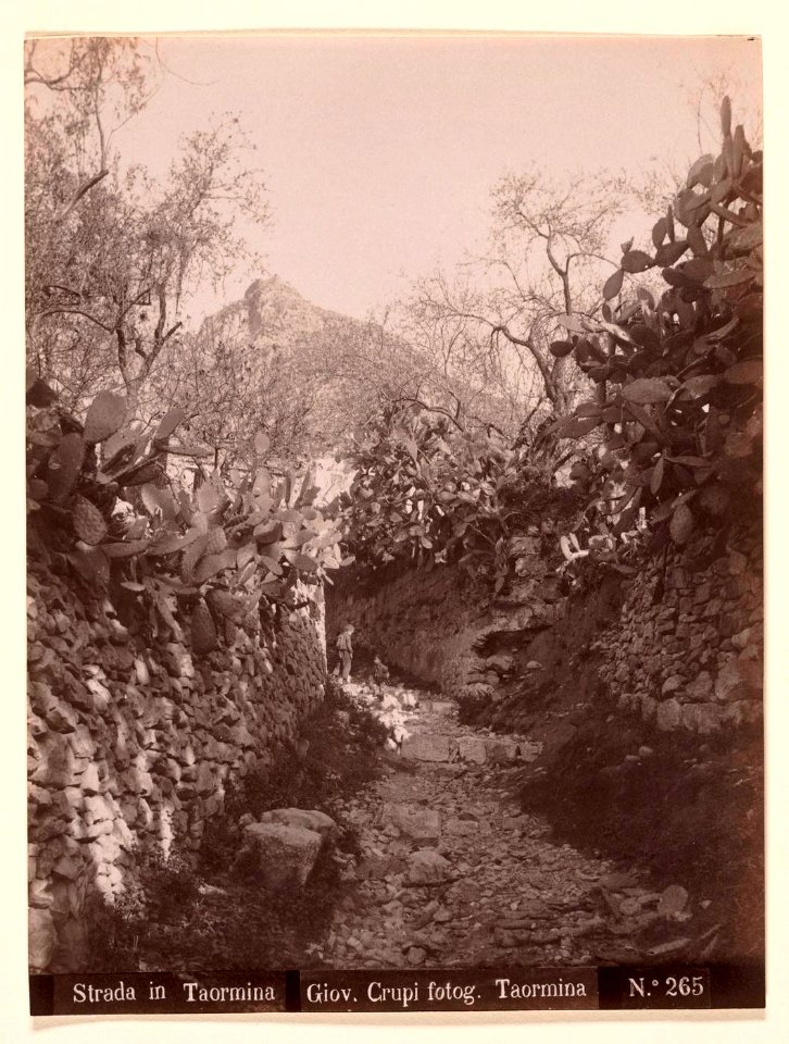 Crupi, Giovanni (1849-1925) - n. 0265 - Strada in Taormina