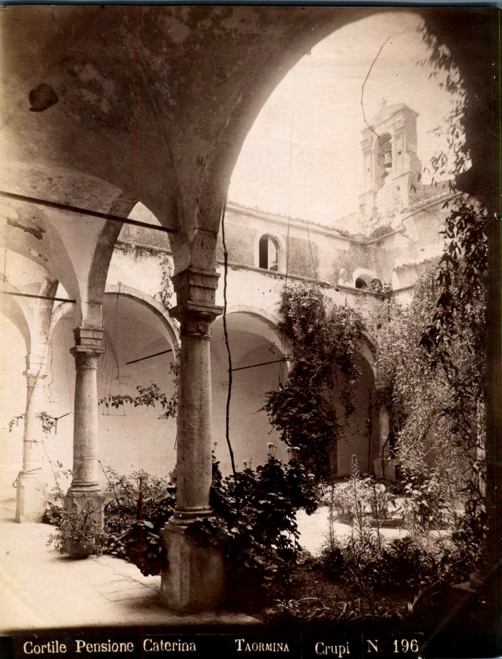 Crupi, Giovanni (1849-1925) - n. 0196 - Cortile Pensione Caterina - Taormina