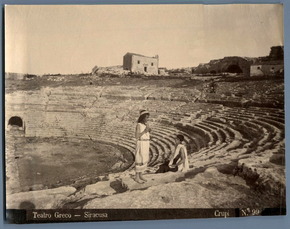 Crupi, Giovanni (1849-1925) - n. 0099 - Siracusa - Teatro greco - da - Sicilia mitica Arcadia - p. 12