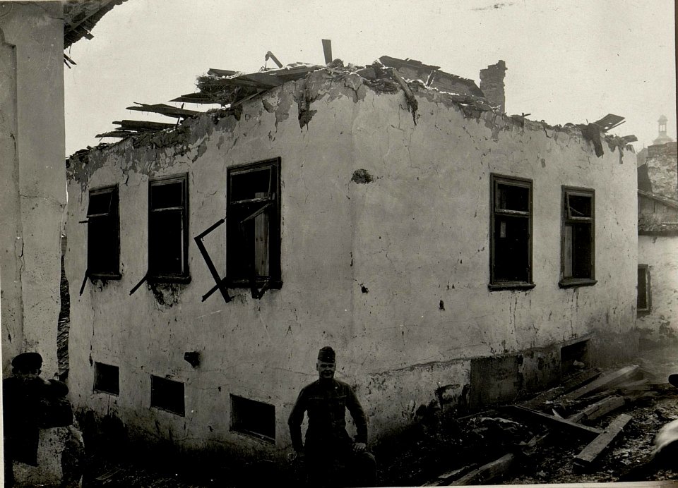 Dasselbe Haus, andere Ansicht. Aufgenommen am 1.April 1916 in BUCZACZ. (BildID 15536548)