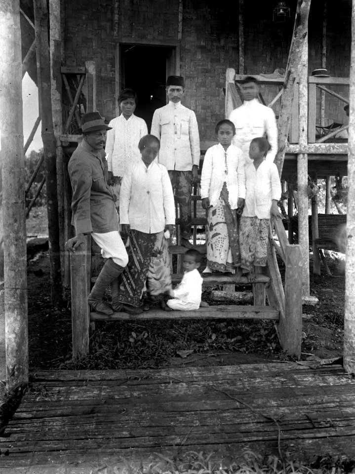 Datum, maj 1917. Ort, Motongkad, N.- Celebes. Herr Ulm med sitt folk på trappan till huset - SMVK - 022114