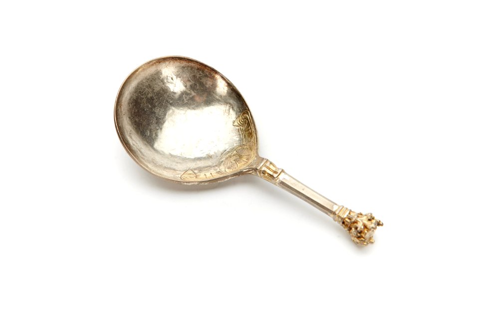 Delvis förgylld silversked med slätt skaft med kronknopp - Skoklosters slott - 92248