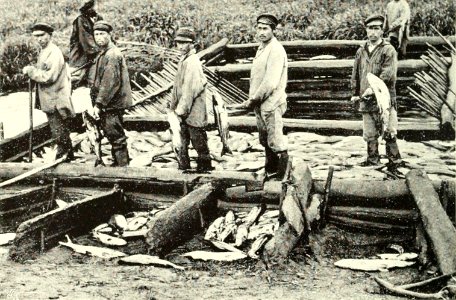 DEMIDOV(1904) p295 DEALING OUT THE CATCH (14759530886)
