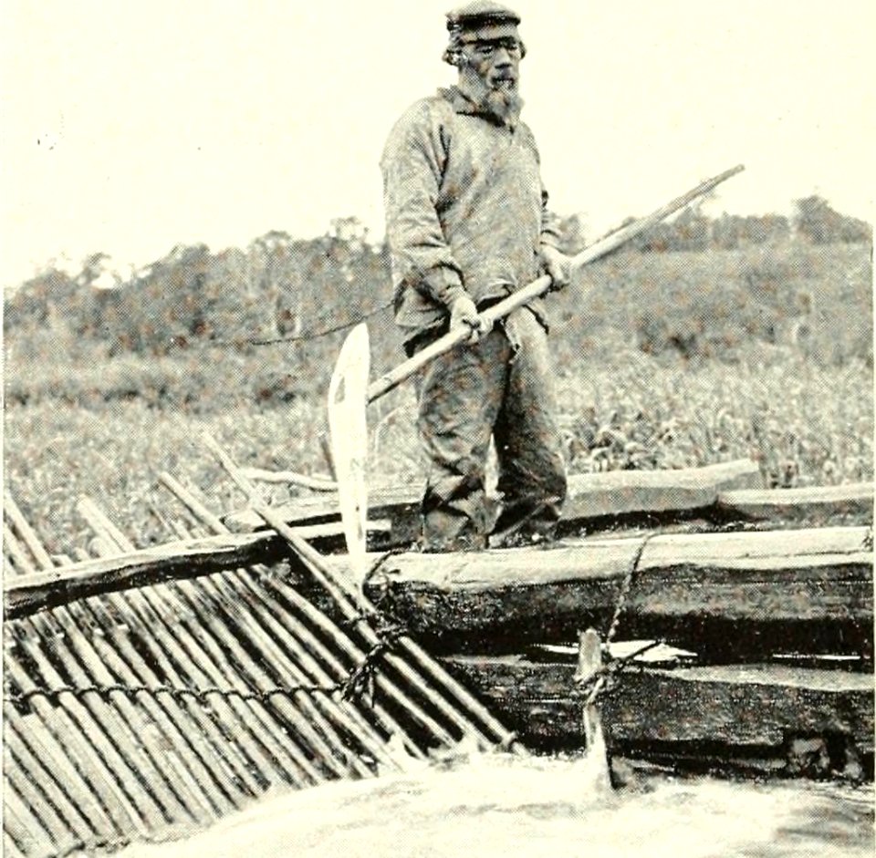 DEMIDOV(1904) p299 REMOVING SALMON FROM TRAP - KLUCHI (14595817910)