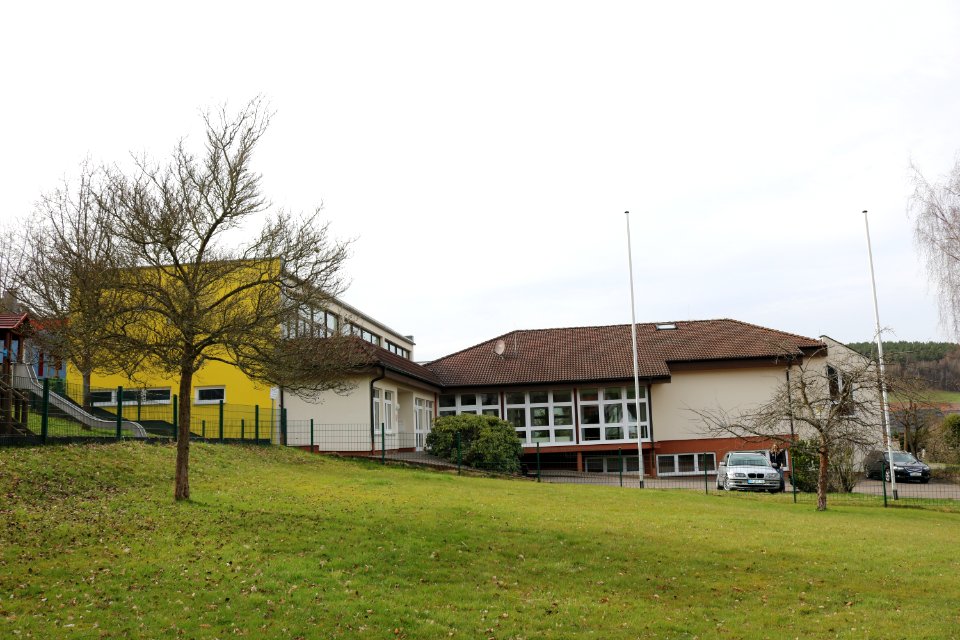 Giesel; Christoph-Kalb-Haus mit Kindergarten (links)