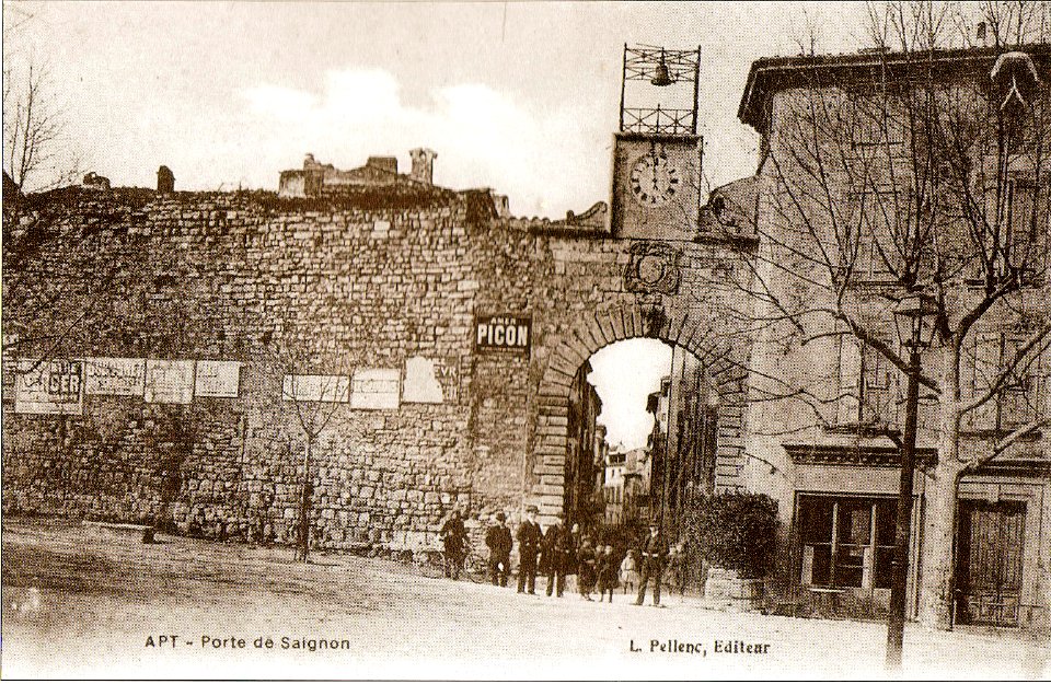 Apt 05 Rempart et porte de Saignon