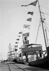 Apumoottorilla varustettuja purjealuksia Eteläsatamassa, Rahapajanrannassa - N1942 (hkm.HKMS000005-0000019y)