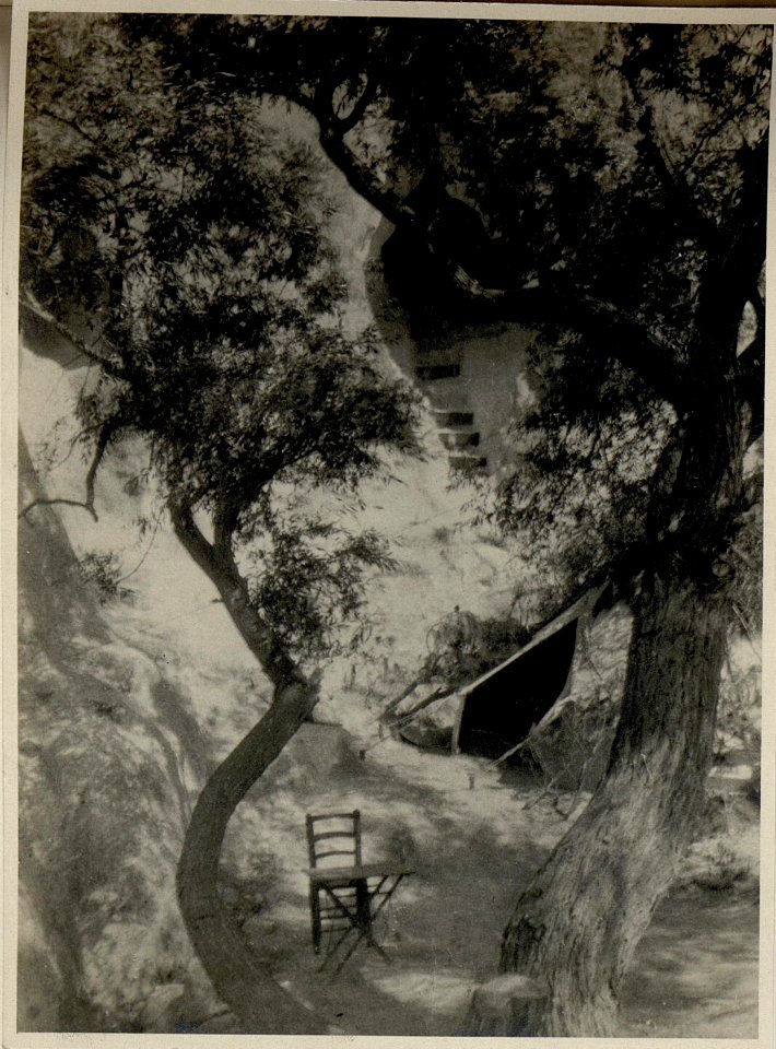 Batteriestellung auf Kumburnu, natürliches Loch in der Felswand beim Versorgung, dient der Mannschaft als Deckung 9.5.1916 (BildID 15544447)