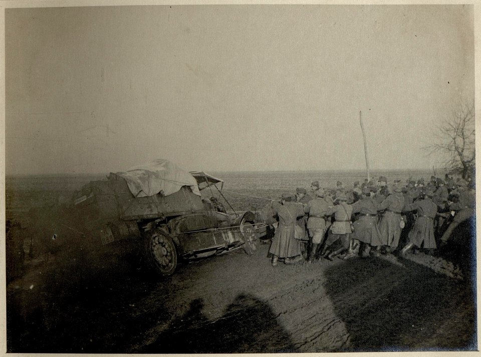 Batteriemannschaft zieht ein Lastauto aus einem Straßengraben, aufgenommen 14.12.1916 (BildID 15544888)