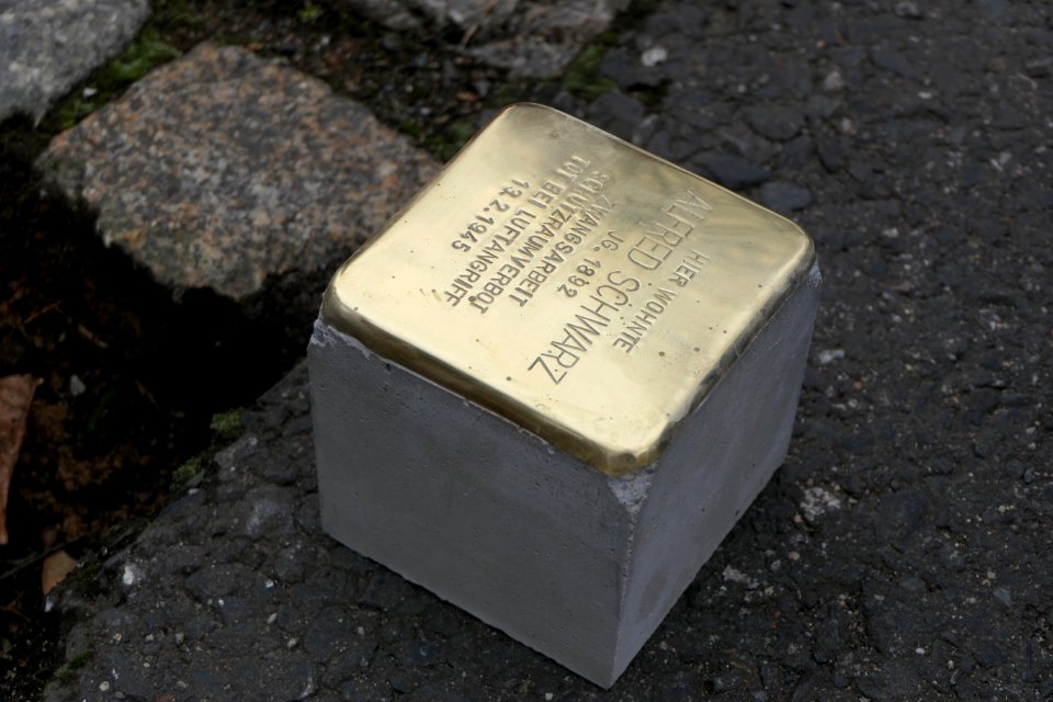 Stolperstein für Alfred Schwarz, Georgplatz, Dresden (2)