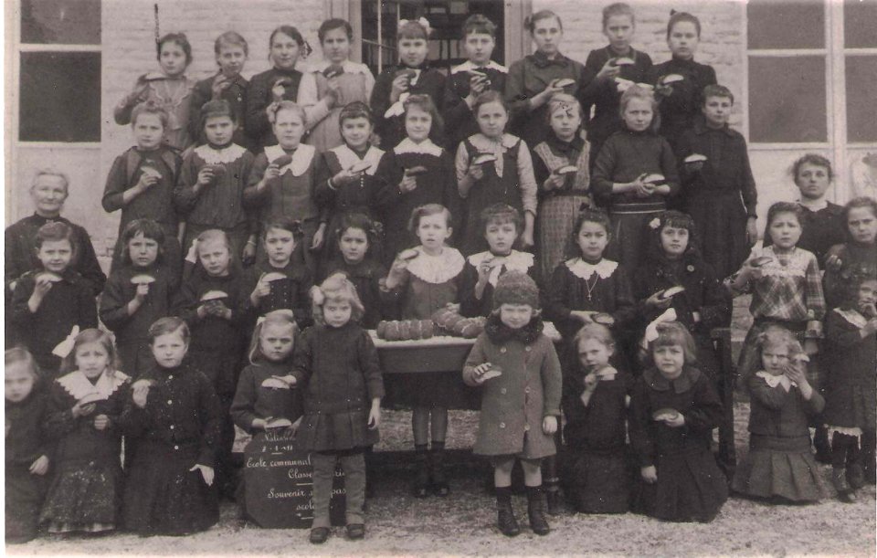 1918 - Ecole Communale - Classes de Madame Charlotte DUCARNE et de Madame Germaine DUCHATEAU