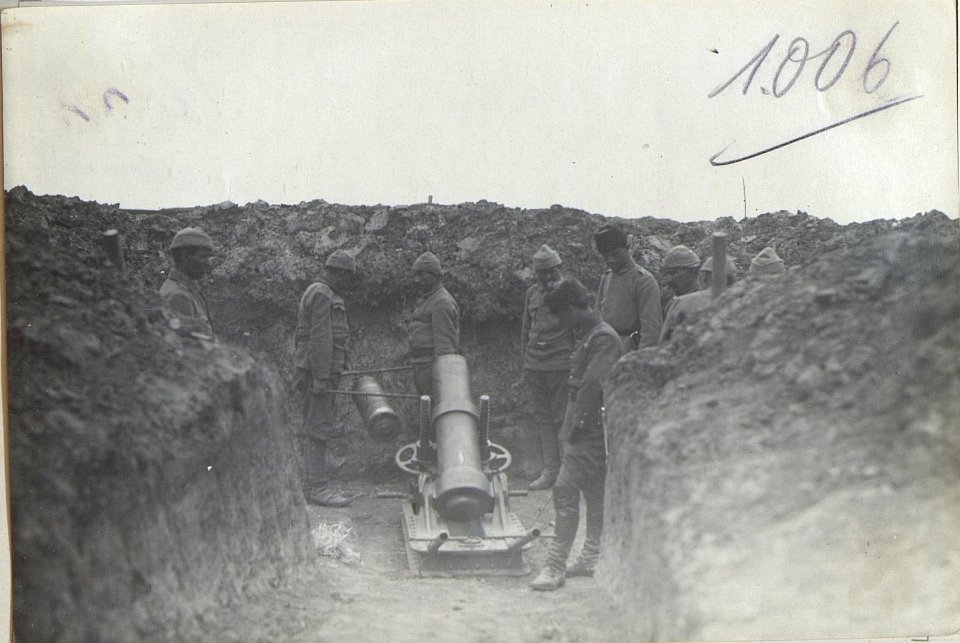 22 cm-Minenwerfer beim ottom.Korps, Zutragen der Munition. (BildID 15727985)